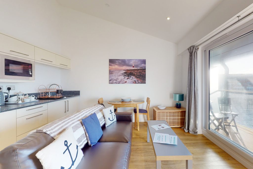 Welcome to the magnificent Bosun’s Suite, where modern design seamlessly merges with the vibrant essence of coastal living.