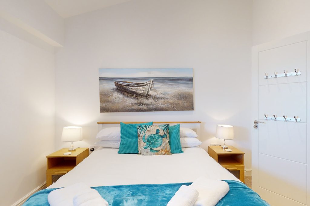 Welcome to the magnificent Bosun’s Suite, where modern design seamlessly merges with the vibrant essence of coastal living.