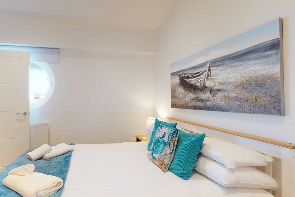 Welcome to the magnificent Bosun’s Suite, where modern design seamlessly merges with the vibrant essence of coastal living.