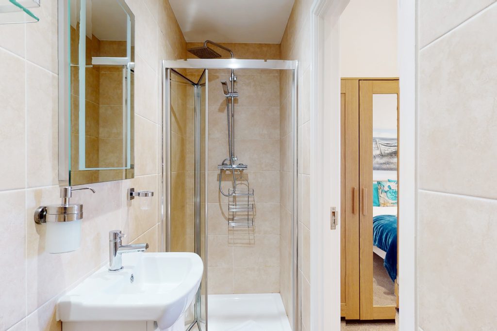 Welcome to the magnificent Bosun’s Suite, where modern design seamlessly merges with the vibrant essence of coastal living.
