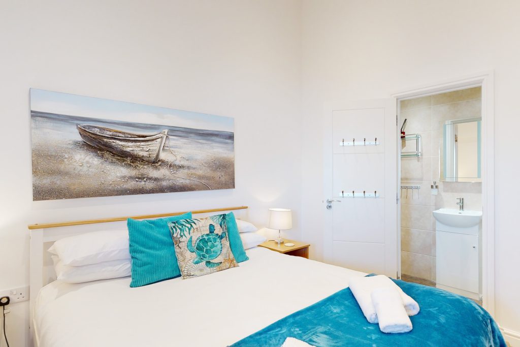 Welcome to the magnificent Bosun’s Suite, where modern design seamlessly merges with the vibrant essence of coastal living.